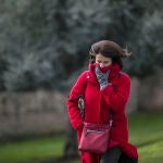 Una mujer se tapa del frío en León