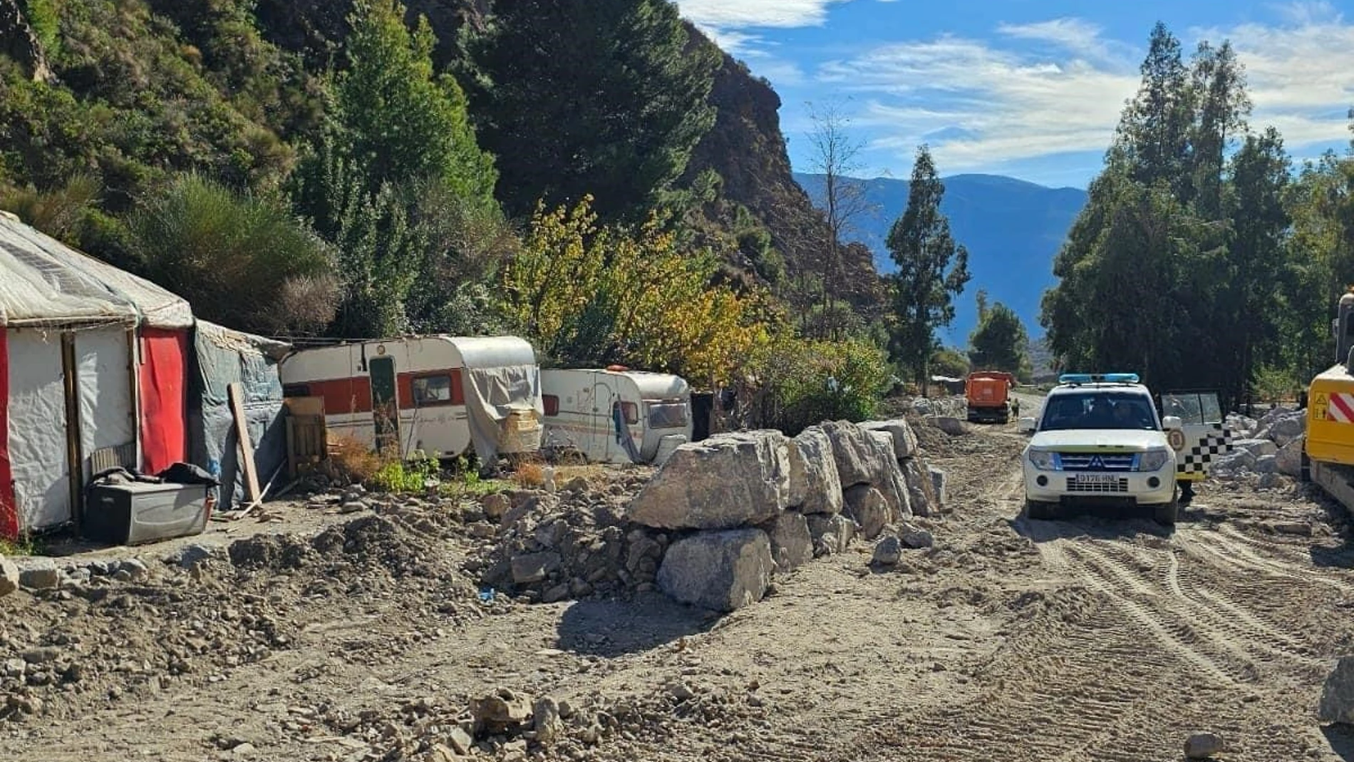 Trabajos en el cauce de río Sucio en Órgiva, con caravanas al fondo.AYUNTAMIENTO DE ÓRGIVA01/12/2023