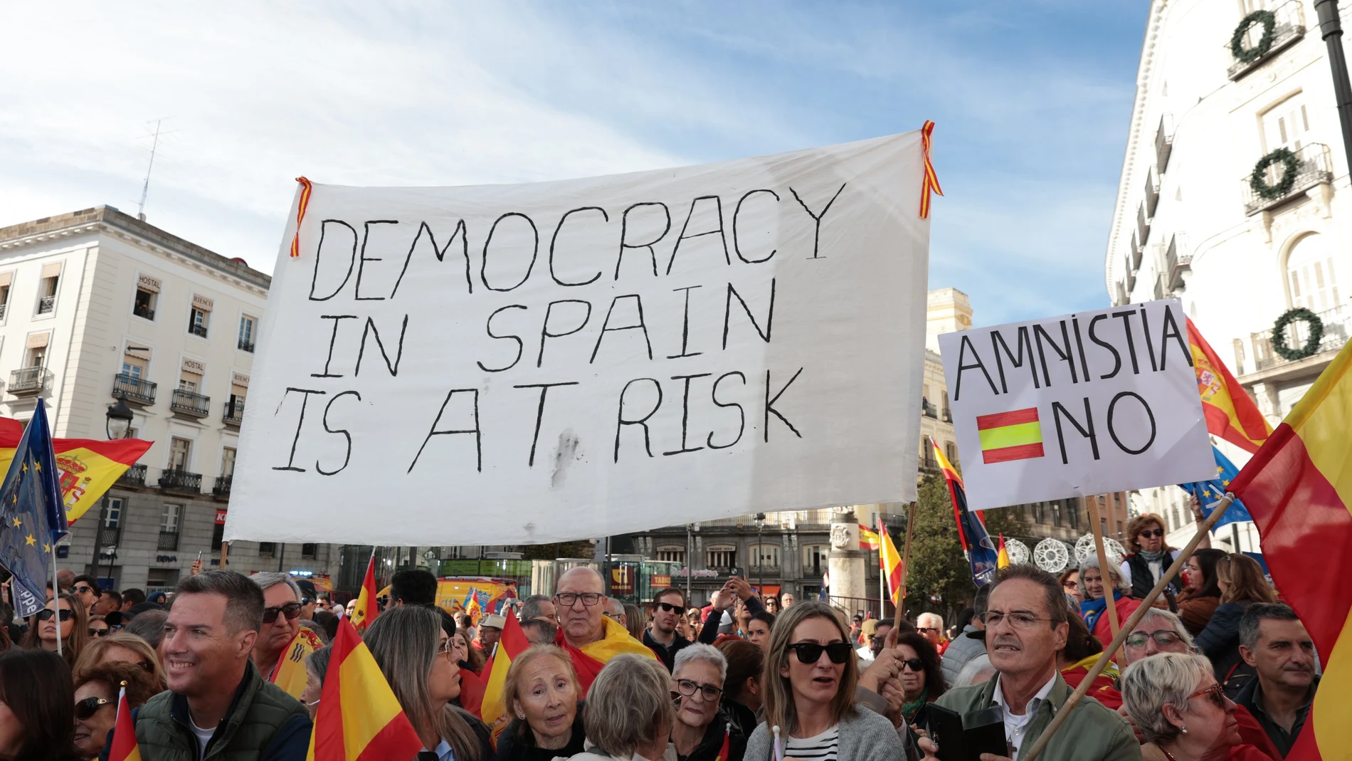 Varias pancartas durante una manifestación contra la amnistía, en la Puerta del Sol, a 12 de noviembre de 2023, en Madrid (España).