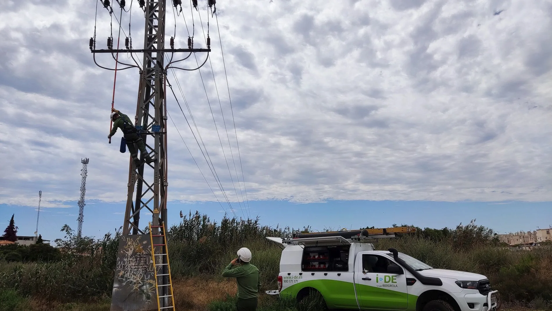Más de 100 personas entre personal de la distribuidora de Iberdrola y de sus contratas han participado en el simulacro
