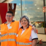 José Manuel Piñán y Tamara Hervella, en la estación de servicio de Repsol, en Eirís (A Coruña)