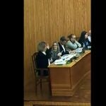 Una edil de Vox hace gesto de disparar a otro del PSPV en Moncada (Valencia)