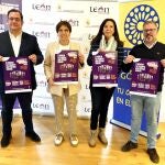 La concejal de Acción y Promoción Cultural, Elena Aguado, el presidente de Centro León Gótico, Juan Dopico, y el director del festival, Miguel Borraz, presentan una nueva edición del Purple Weekend.