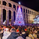 Encendido navideño en Segovia con el acueducto de fondo