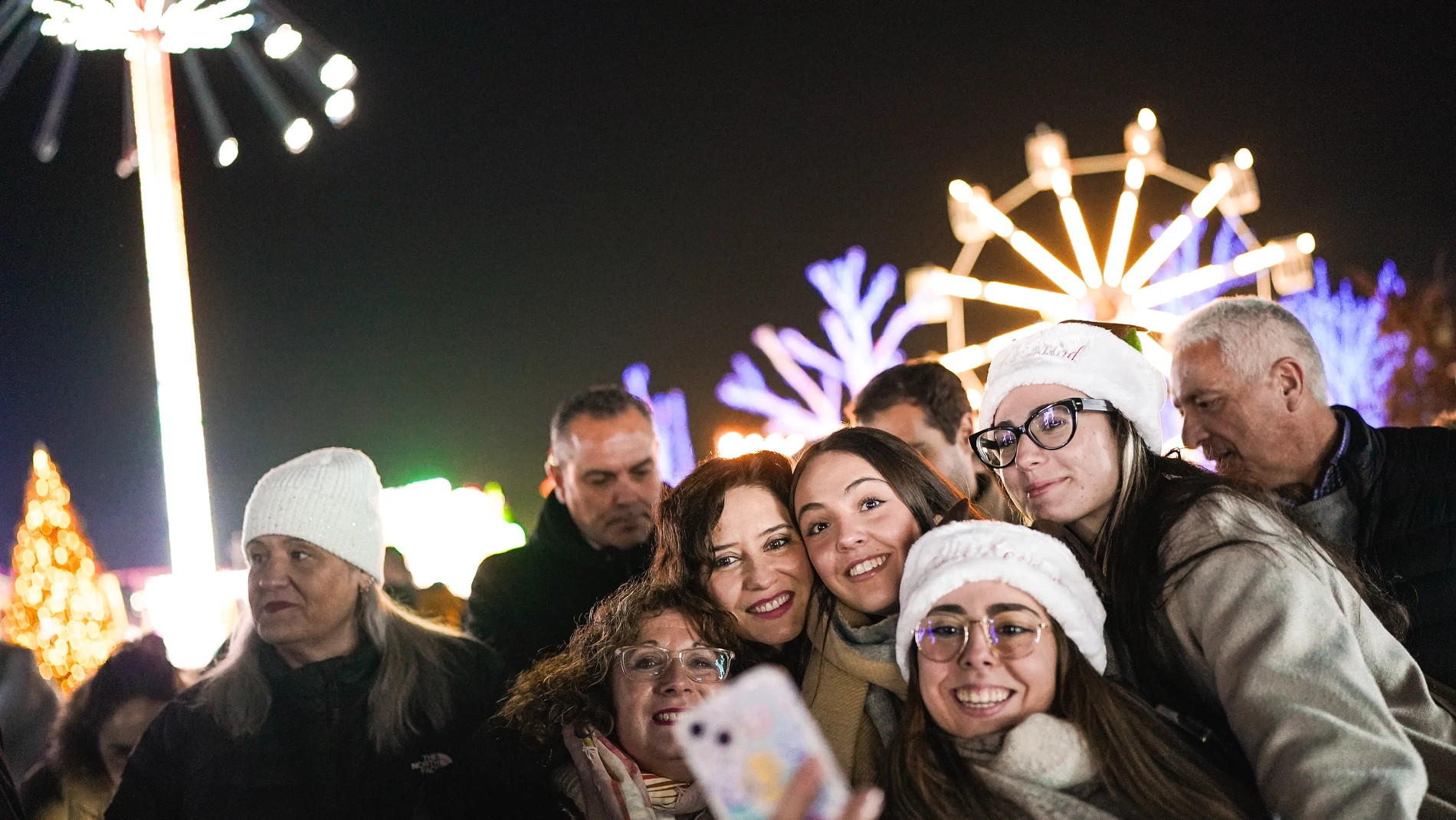 TORREJÓN DE ARDOZ (MADRID), 02/12/2023.- La presidenta de la Comunidad de Madrid, Isabel Díaz Ayuso (4-i), durante su visita este sábado al Parque Mágicas Navidades de Torrejón de Ardoz, en Madrid. EFE/Comunidad de Madrid ***SÓLO USO EDITORIAL, PERMITIDO SU USO SÓLO EN RELACIÓN A LA INFORMACIÓN QUE APARECE EN EL PIE DE FOTO (CRÉDITO OBLIGATORIO)***