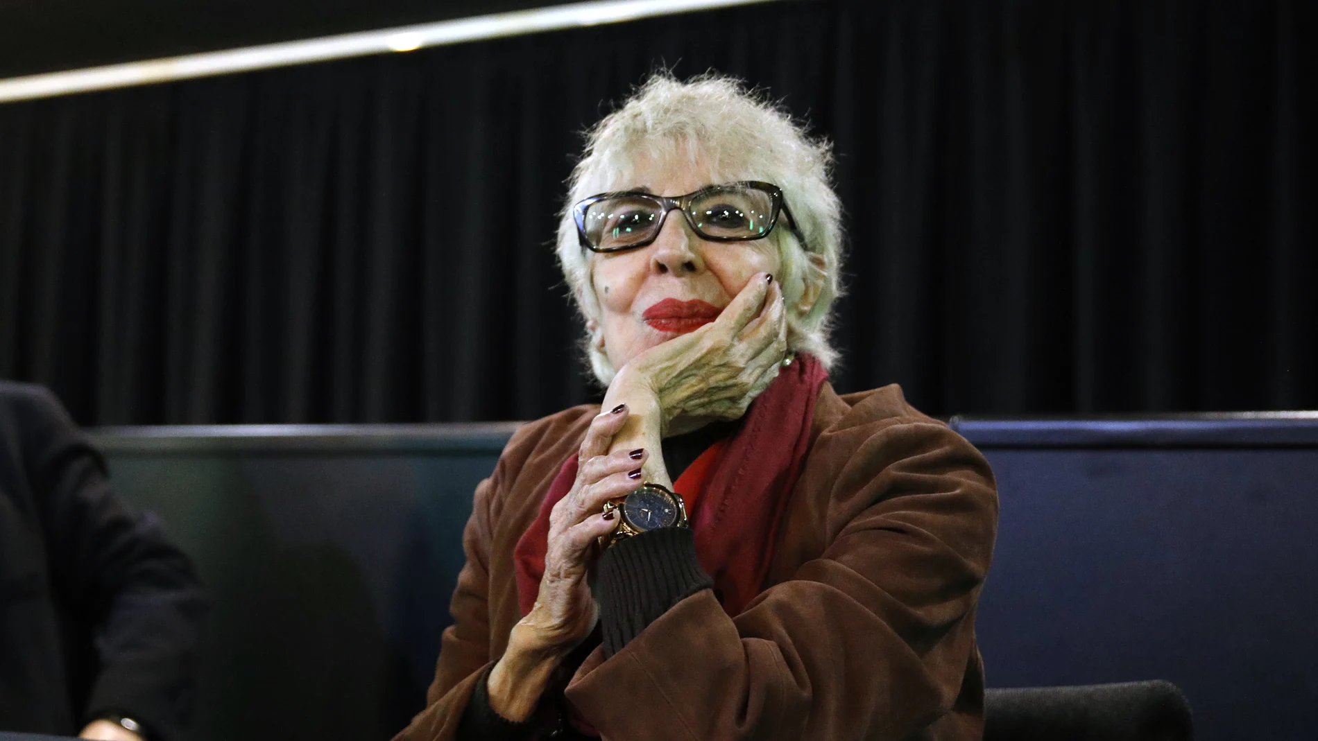 La actriz Concha Velasco durante la presentación de la obra 'La habitación de María' en el Teatro Goya, a 17 de mayo de 2021, en Barcelona, Catalunya (España). La obra estará en cartelera del 18 al 30 de mayo. Concha Velasco encarna en esta obra de teatro a Isabel Chacón, una escritora octogenaria que vive durante 43 años encerrada en su particular agorafobia. Su tranquilo aislamiento domiciliario, en la planta 47 de un rascacielos de Madrid, se ve sobresaltado por un incendio el día de su cu...