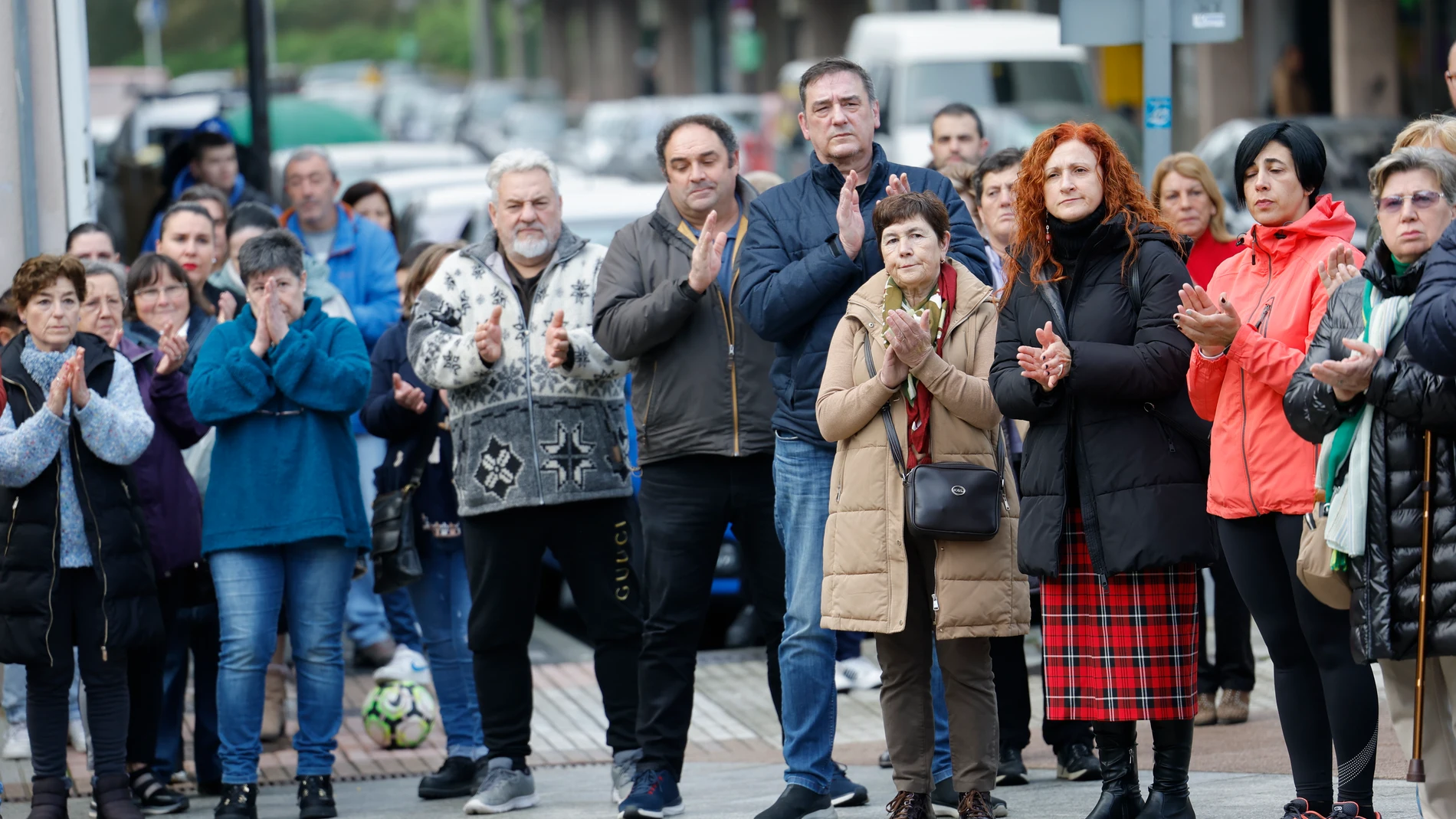 SIGÜEIRO( A CORUÑA), 02/12/2023.- Minuto de silencio tras la aparición de dos ancianos muertos en su piso de Sigüeiro (Oroso, A Coruña) ayer viernes 1 de diciembre. EFE/ Lavandeira Jr