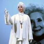  La actriz Concha Velasco durante el pase gráfico de la obra "El funeral", en el Teatro Calderón de Valladolid. 