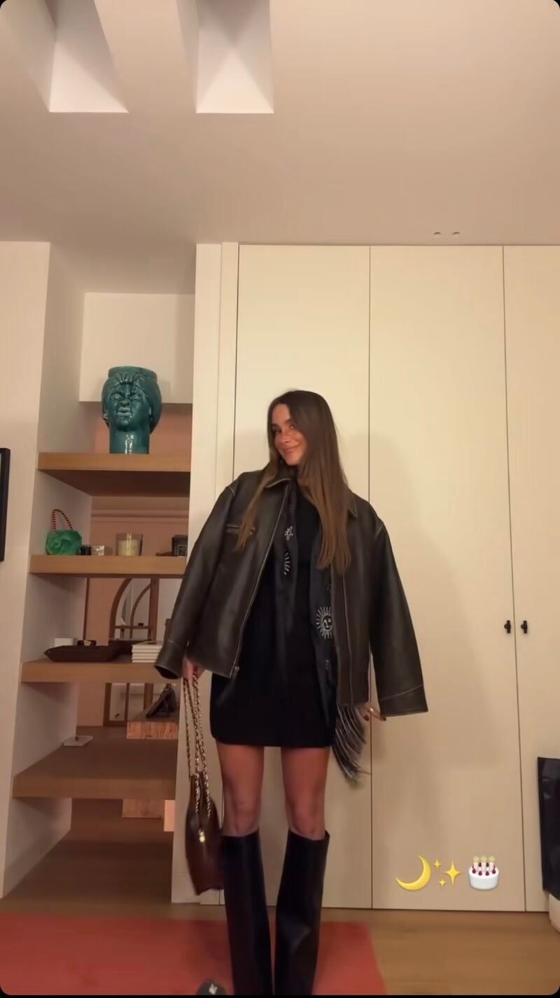 María Pombo con botas de Zara