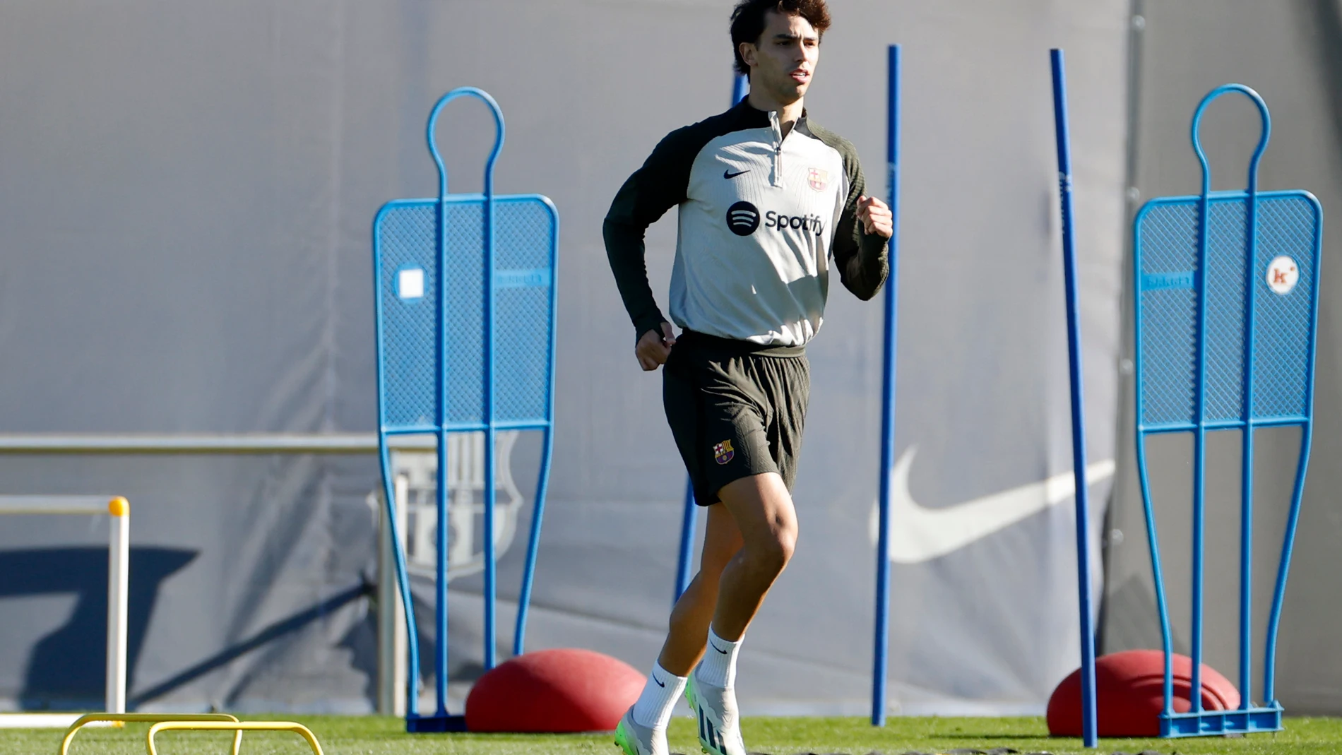 BARCELONA, 02/12/2023.- El delantero del FC Barcelona Joao Félix participa en un entrenamiento del equipo este sábado en la ciudad deportiva Joan Gamper, en Barcelona, en la víspera de su partido de LaLiga contra el Atlético de Madrid. EFE/ Alberto Estévez