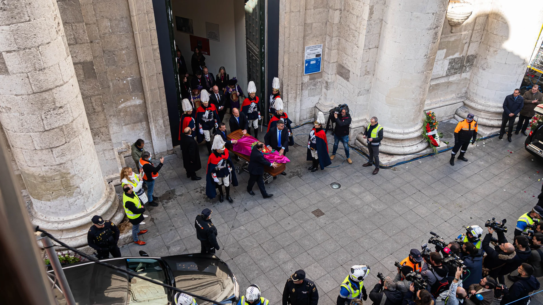 Salida del féretro hacia el cementerio tras el funeral de la actriz Concha Velasco, en la Catedral de Nuestra Señora de la Asunción de Valladolid, a 3 de diciembre de 2023, en Valladolid, Castilla y León (España). Concha Velasco falleció ayer, 2 de diciembre, a los 84 años en el Hospital Puerta de Hierro de Majadahonda (Madrid), a consecuencia de una complicación en su enfermedad. Velasco sufrió un cáncer linfático en 2014, y tras la pandemia su estado empeoró. En marzo de 2022, fue ingresada...