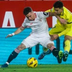 Adrià Pedrosa intenta proteger un balón ante Ilias Chakkour