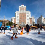Pista de hielo navideña en la Plaza de España de Madrid. © Jesús G. Feria.