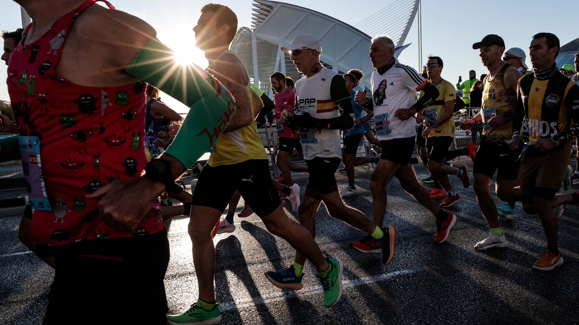 GRAFCVA7185. VALENCIA, 03/12/2023.- 33.000 corredores han tomado la salida del 43 Maratón Valencia Trinidad Alfonso, en el que se impuso el atleta etíope Sisay Lemma. EFE/Manuel Bruque