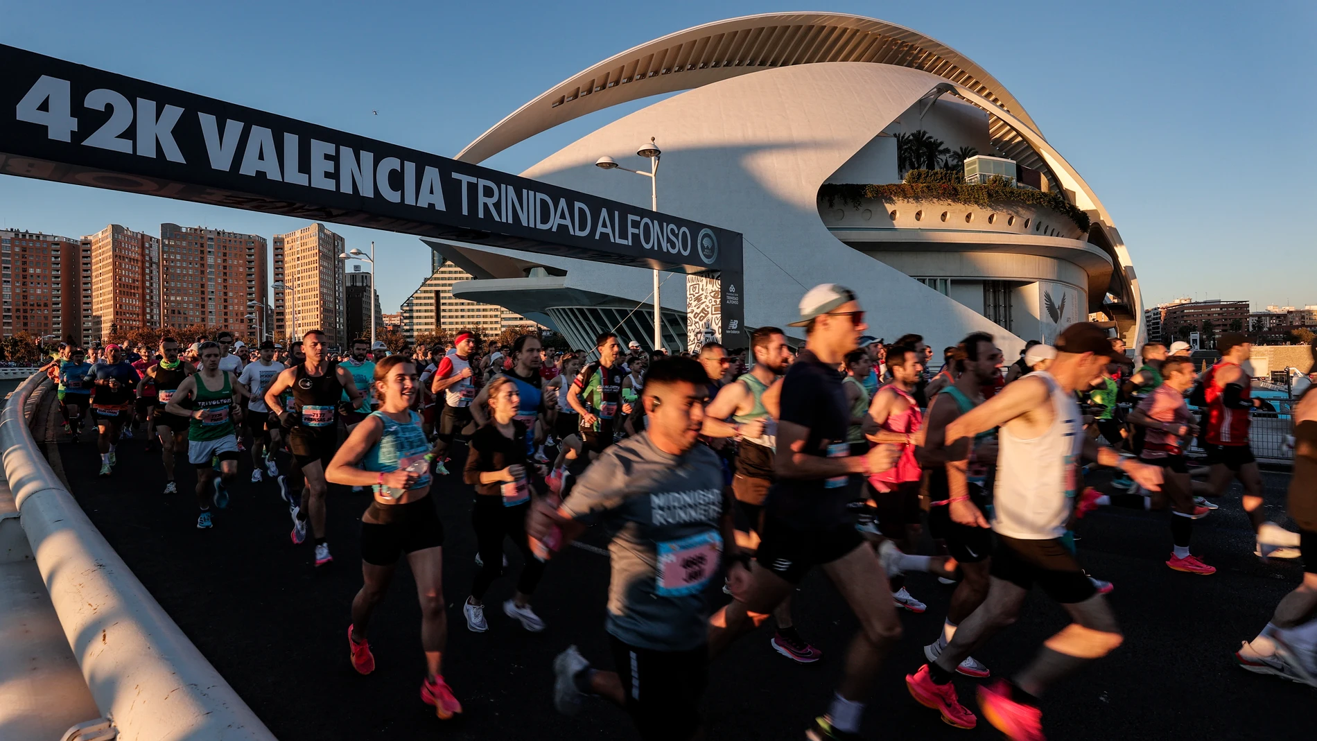 GRAFCVA7190. VALENCIA, 03/12/2023.- 33.000 corredores han tomado la salida del 43 Maratón Valencia Trinidad Alfonso, en el que se impuso el atleta etíope Sisay Lemma. EFE/Manuel Bruque