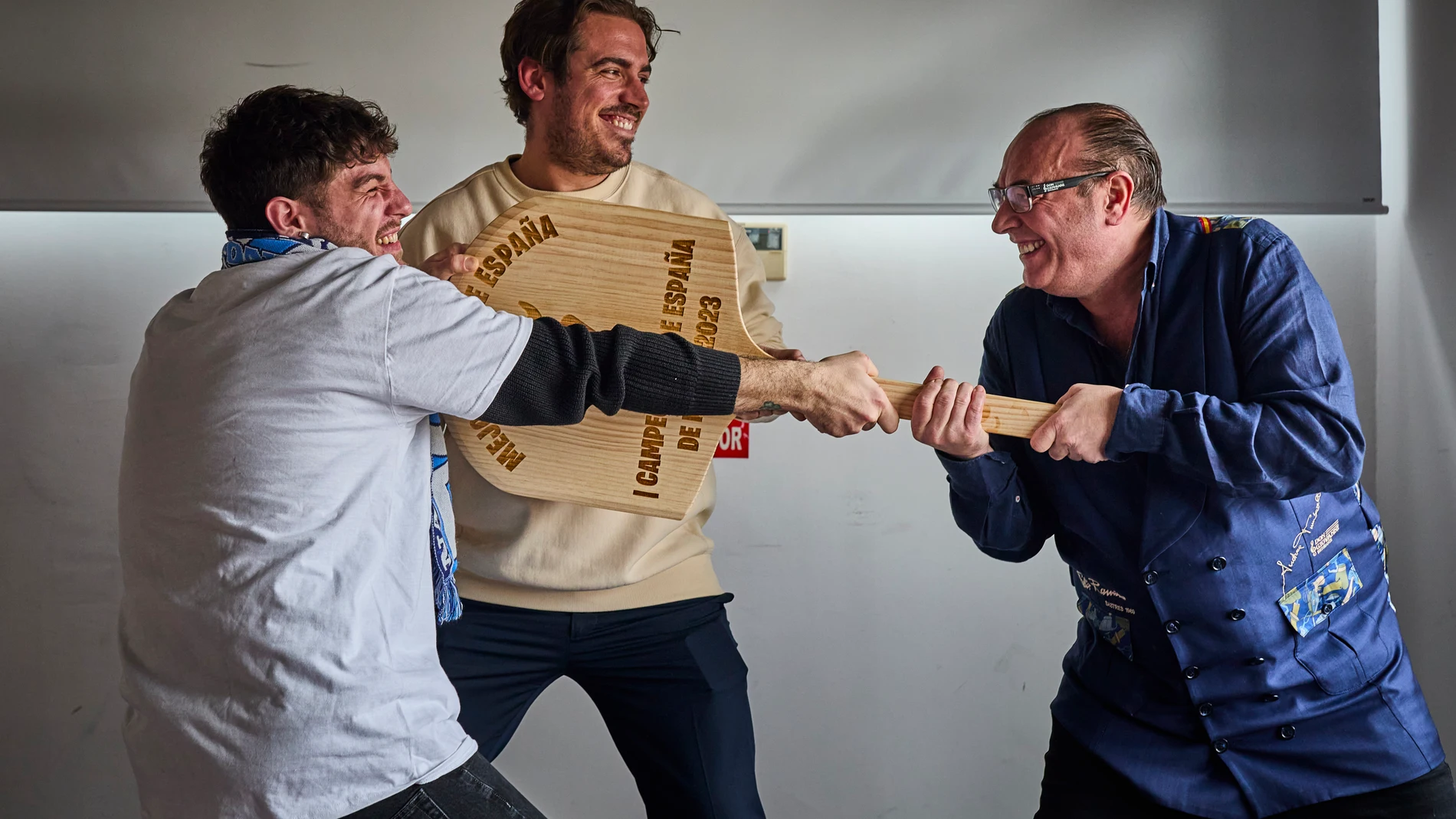 La pizza Due.Zero, del restaurante castellonense Le Otto, ha conseguido el primer puesto en el I Campeonato de España de Pizzas, convirtiéndose en la mejor de toda España. Este concurso ha sido organizado por La Mejor Pizza, una guía que pretende reunir las mejores pizzas del país. En la imagen Andrea Tumbarello junto los pizzaiòlos Severino Vaticano y Javier Castillo de Le Otto © Alberto R. Roldán / Diario La Razón. 04 12 2023