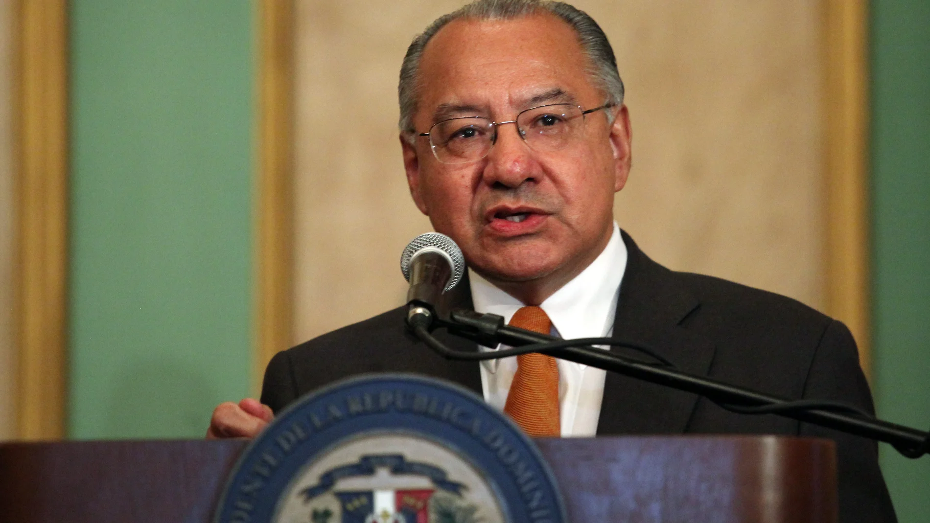 USA886. SANTO DOMINGO (REPÚBLICA DOMINICANA), 04/12/2023.- Fotografía de archivo fechada el 8 de mayo de 2013 donde aparece el exdiplomático estadounidense Manuel Rocha mientras habla durante una rueda de prensa en Santo Domingo (República Dominicana). El colombiano Víctor Manuel Rocha, un ex diplomático estadounidense en varios países de Latinoamérica, fue arrestado en Estados Unidos y será juzgado en una corte de Miami en un caso de espionaje para el Gobierno de Cuba, informó este lunes la ...