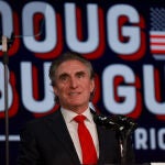 El candidato presidencial republicano Doug Burgum, gobernador de Dakota del Norte, habla durante la Cumbre de la Libertad de Florida celebrada en el Gaylord Palms Resort el 04 de noviembre de 2023 en Kissimmee, Florida