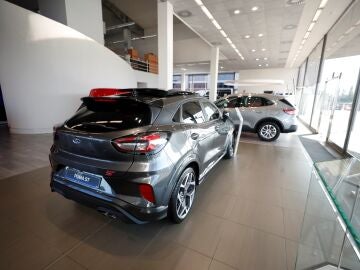 Vista de varios veh&iacute;culos en venta expuestos en un concesionario de coches de Madrid.