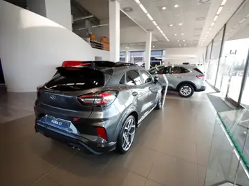 Vista de varios vehículos en venta expuestos en un concesionario de coches de Madrid. Vista de varios vehículos en venta expuestos en un concesionario de coches de Madrid.