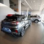 Vista de varios veh&iacute;culos en venta expuestos en un concesionario de coches de Madrid.