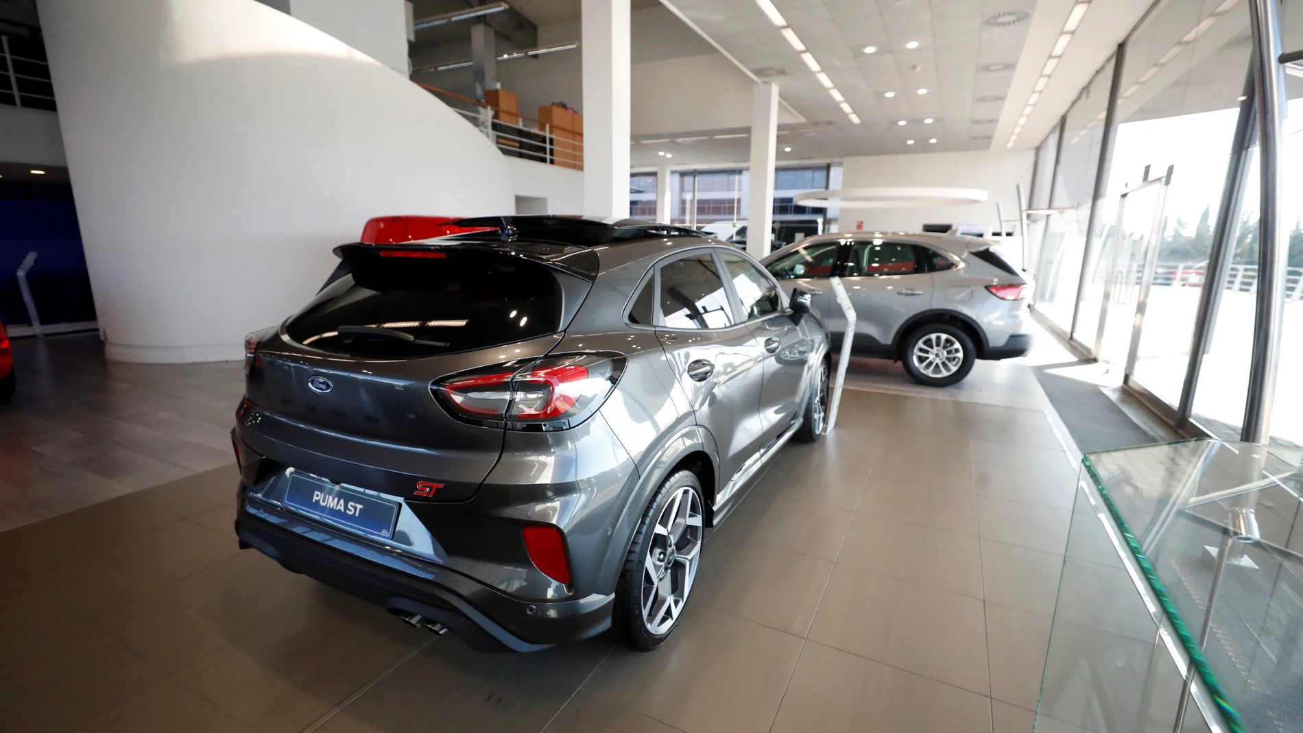 Vista de varios vehículos en venta expuestos en un concesionario de coches de Madrid.