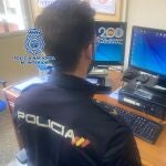 Un agente de la Policía Nacional