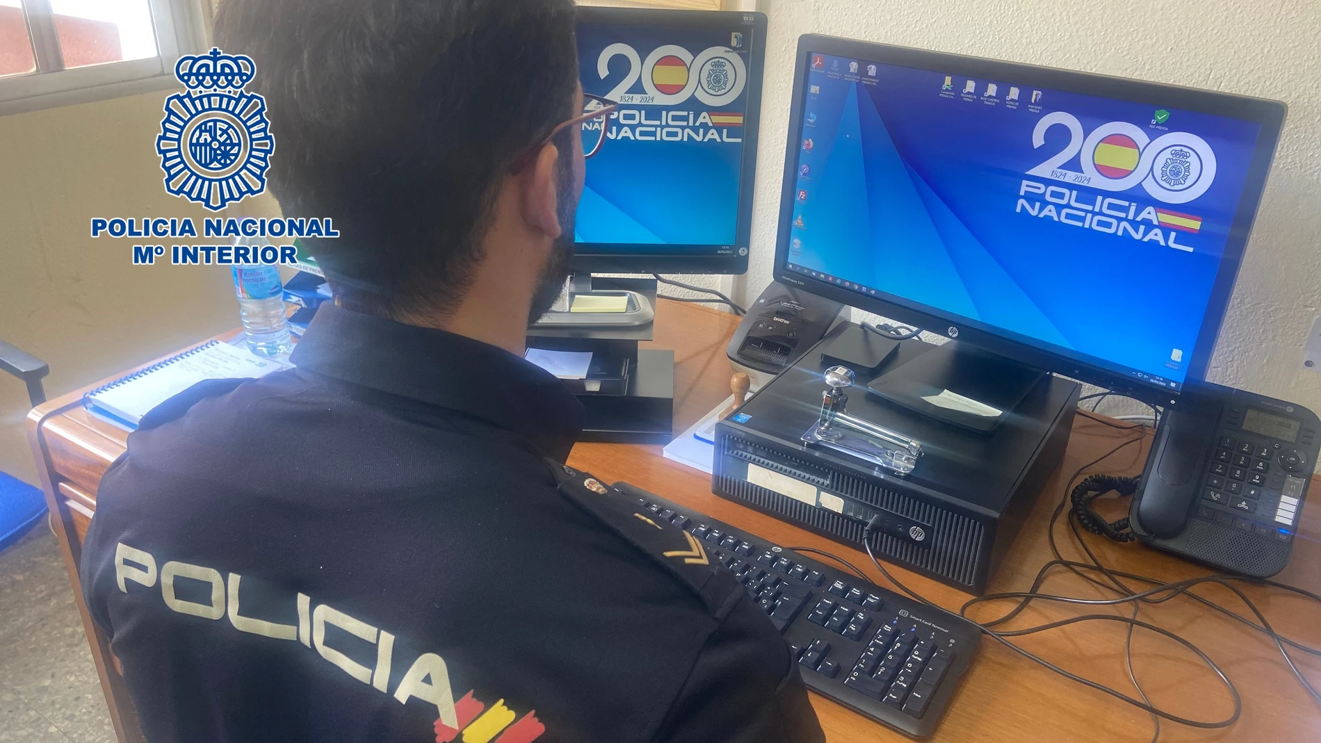Un agente de la Policía Nacional