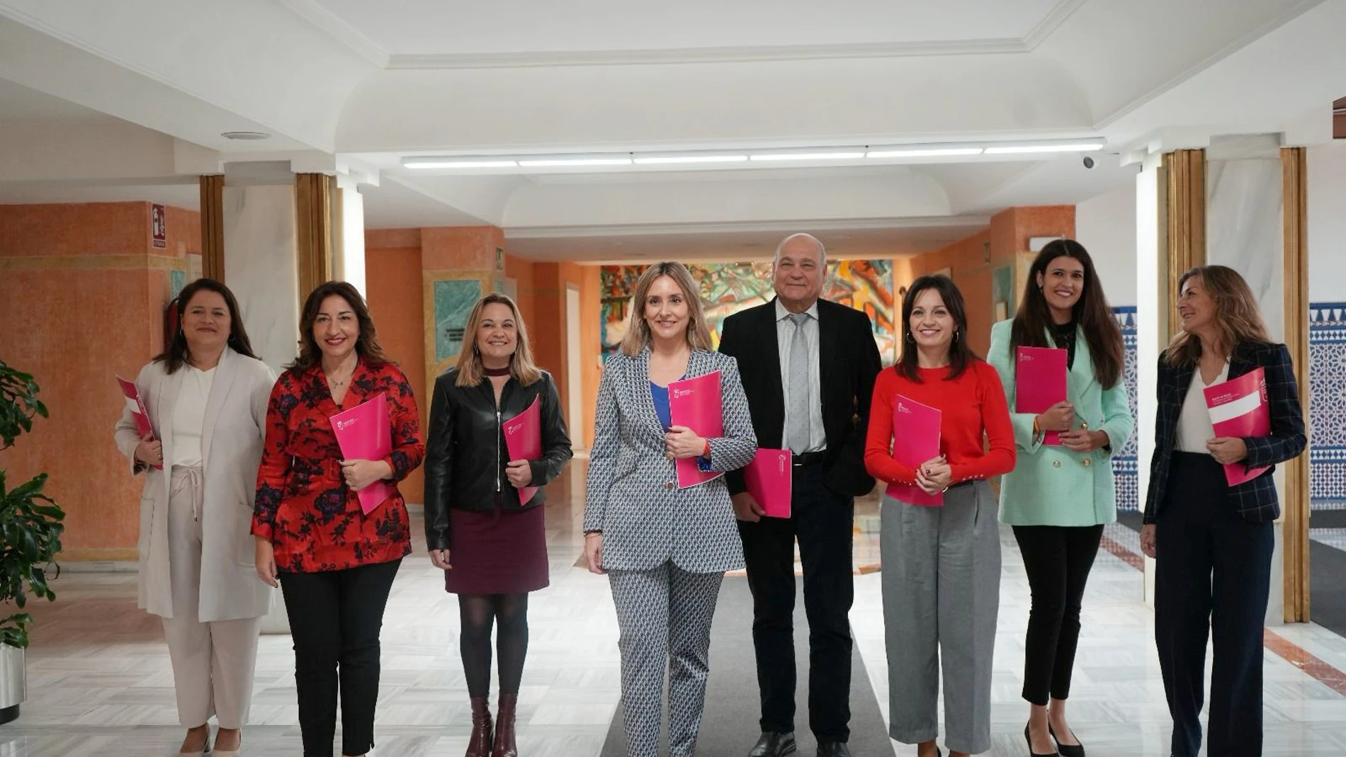 La consejera de Política Social, Conchita Ruiz, con su equipo en la Consejería