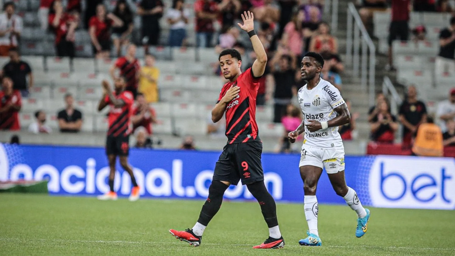 Vitor Roque se despide de la afición del Athletico Paranaense