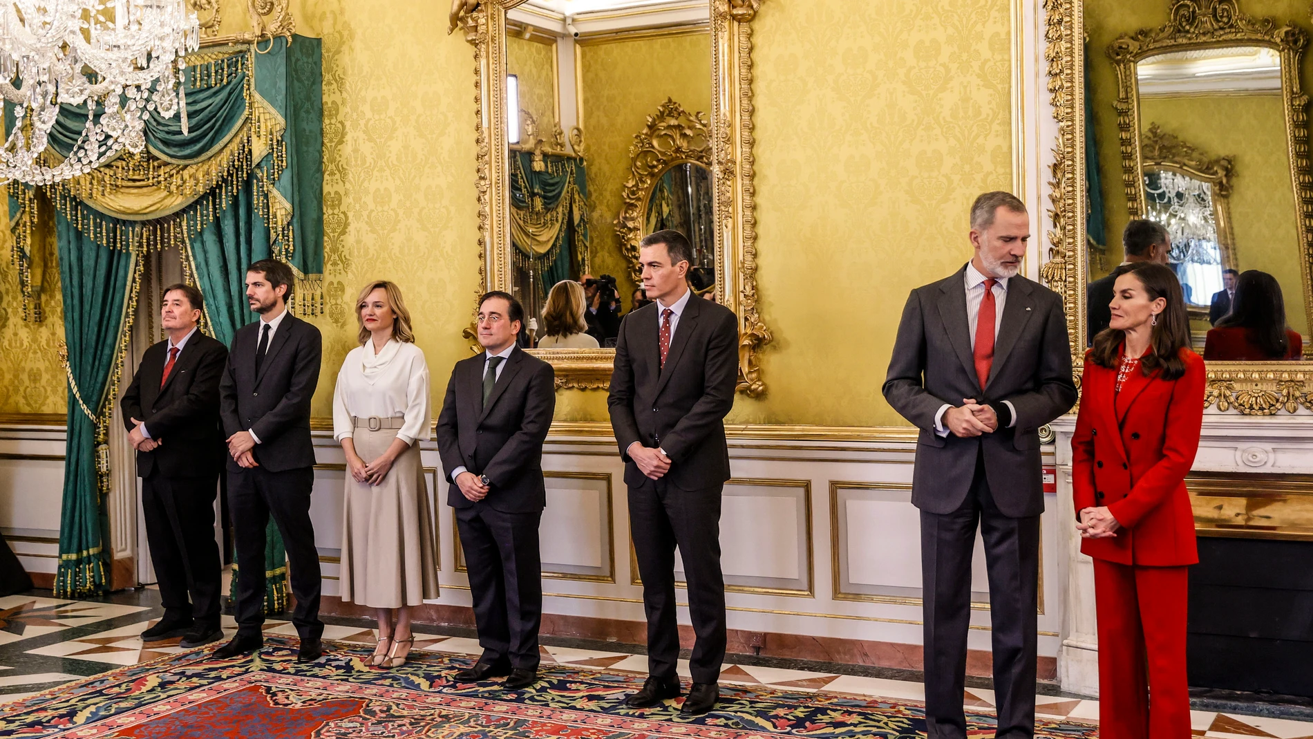 ARANJUEZ (MADRID), 04/12/2023.- El rey Felipe VI (2d), la reina Letizia (d), el presidente del Gobierno, Pedro Sánchez (3d), el ministro de Exteriores, José Manuel Albares (c), la ministra de Educación Pilar Alegría (3i), el ministro de Cultura, Ernest Urtasun (2i) y el director del Instituto Cervantes, Luis García Montero (i) antes de recibir a los participantes a la reunión anual del Patronato del Instituto Cervantes celebrada este lunes en el Palacio Real De Aranjuez. EFE/ Mariscal