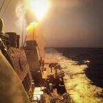 AMP2.- O.Próximo.- Los huthis atacan a un destructor de EEUU y a dos buques mercantes en el mar Rojo