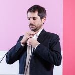 El portavoz de Sumar, Ernest Urtasun, durante una rueda de prensa, en el Espacio Rastro, a 4 de diciembre de 2023, en Madrid (España).