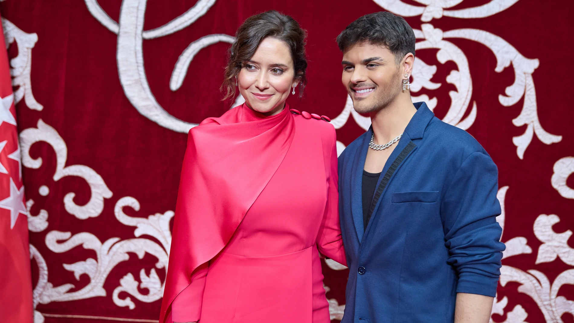 El cantante Abraham Mateo, saluda a la presidenta de la Comunidad de Madrid, Isabel Díaz-Ayuso, en los actos conmemorativos del 45º aniversario de la Constitución Española, en la Real Casa de Correos, a 4 de diciembre de 2023, en Madrid (España). Este acto organizado por la Comunidad de Madrid pone en valor los logros sociales, políticos y económicos que ha traído la Carta Magna y el régimen democrático a España durante los últimos 45 años. 04 DICIEMBRE 2023;CONSTITUCIÓN;CORTES;CORREOS;AYUNT...
