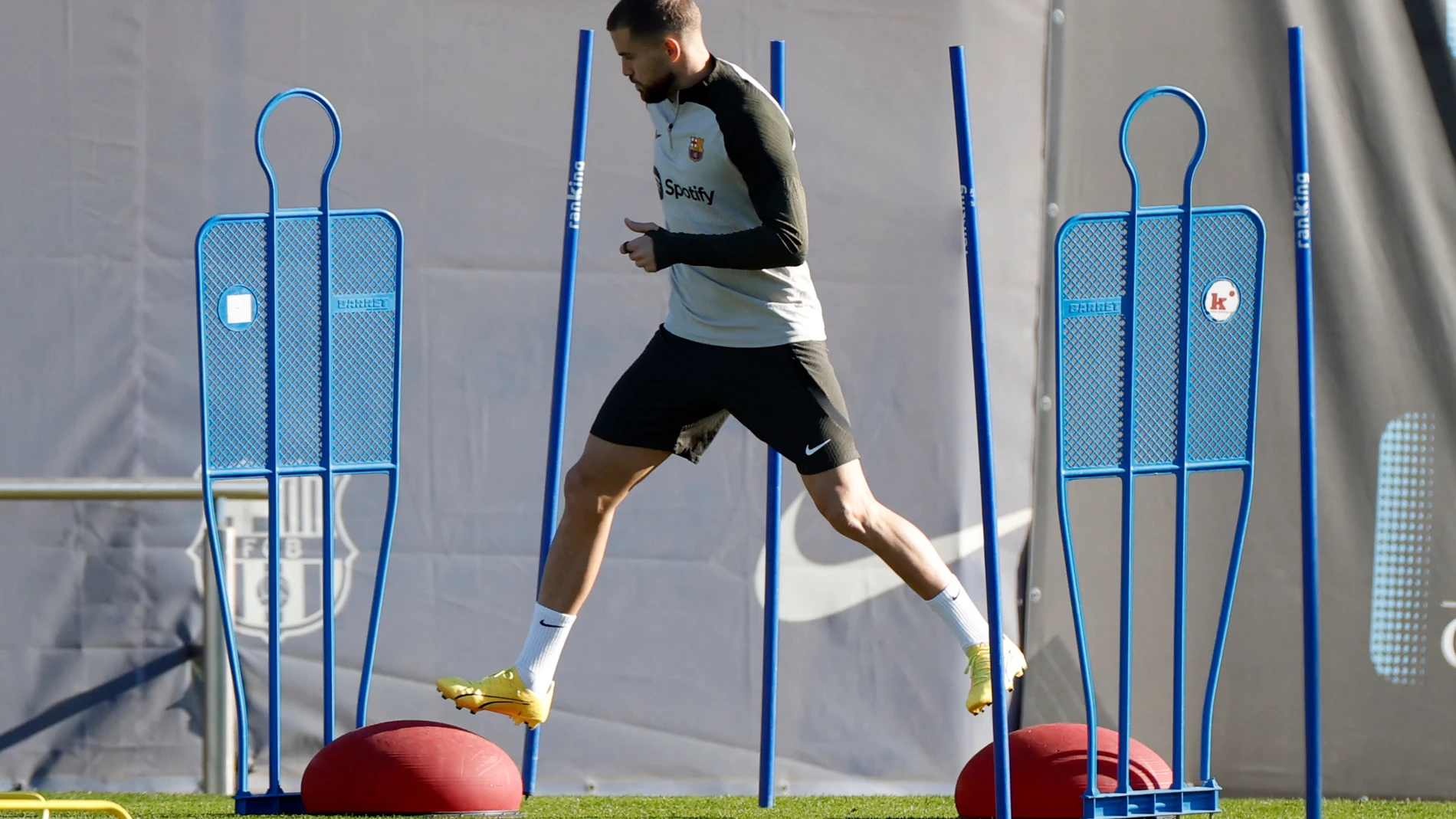 Íñigo Martínez en un entrenamiento del FC Barcelona
