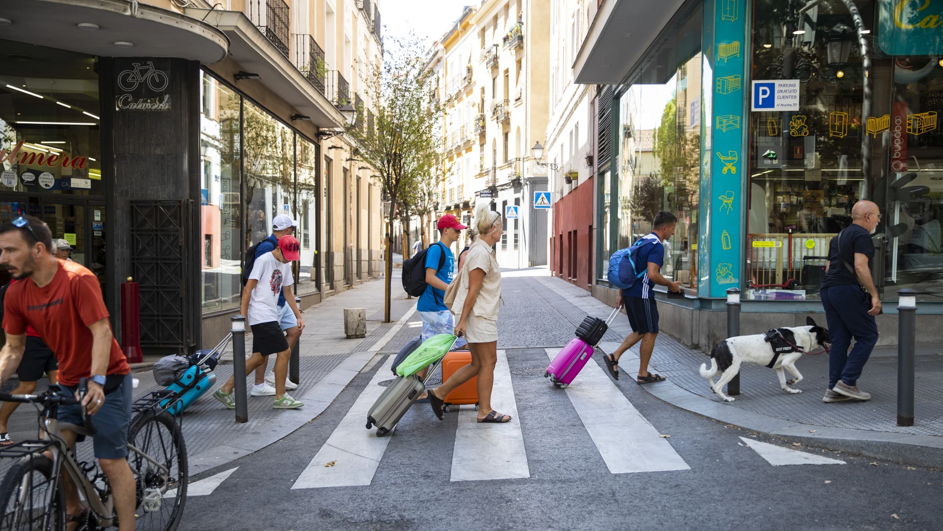 Turistas con maletas en Madrid.