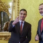 ARANJUEZ (MADRID), 04/12/2023.- El rey Felipe VI (d) conversa con el presidente del Gobierno, Pedro Sánchez (d) durante la reunión anual del Patronato del Instituto Cervantes celebrada este lunes en el Palacio Real De Aranjuez. EFE/ Mariscal