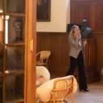 La vicepresidenta segunda y ministra de Trabajo y Economía Social, Yolanda Díaz, habla por teléfono en un acto de 'Los Desayunos del Ateneo', en el Ateneo de Madrid, a 4 de diciembre de 2023, en Madrid (España).