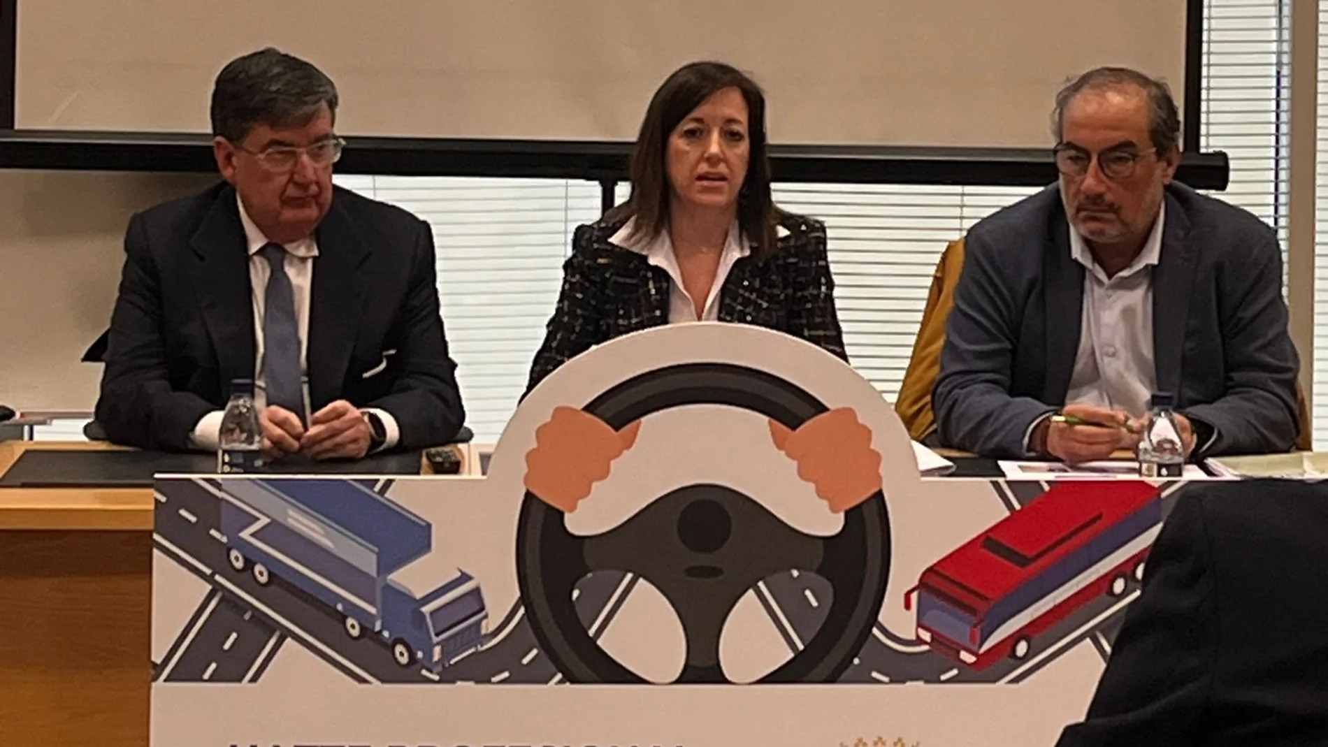 La directora general de Transportes y Logística, Laura Paredes, se reúne con los asociados de COTRACyL y FECyLBUS