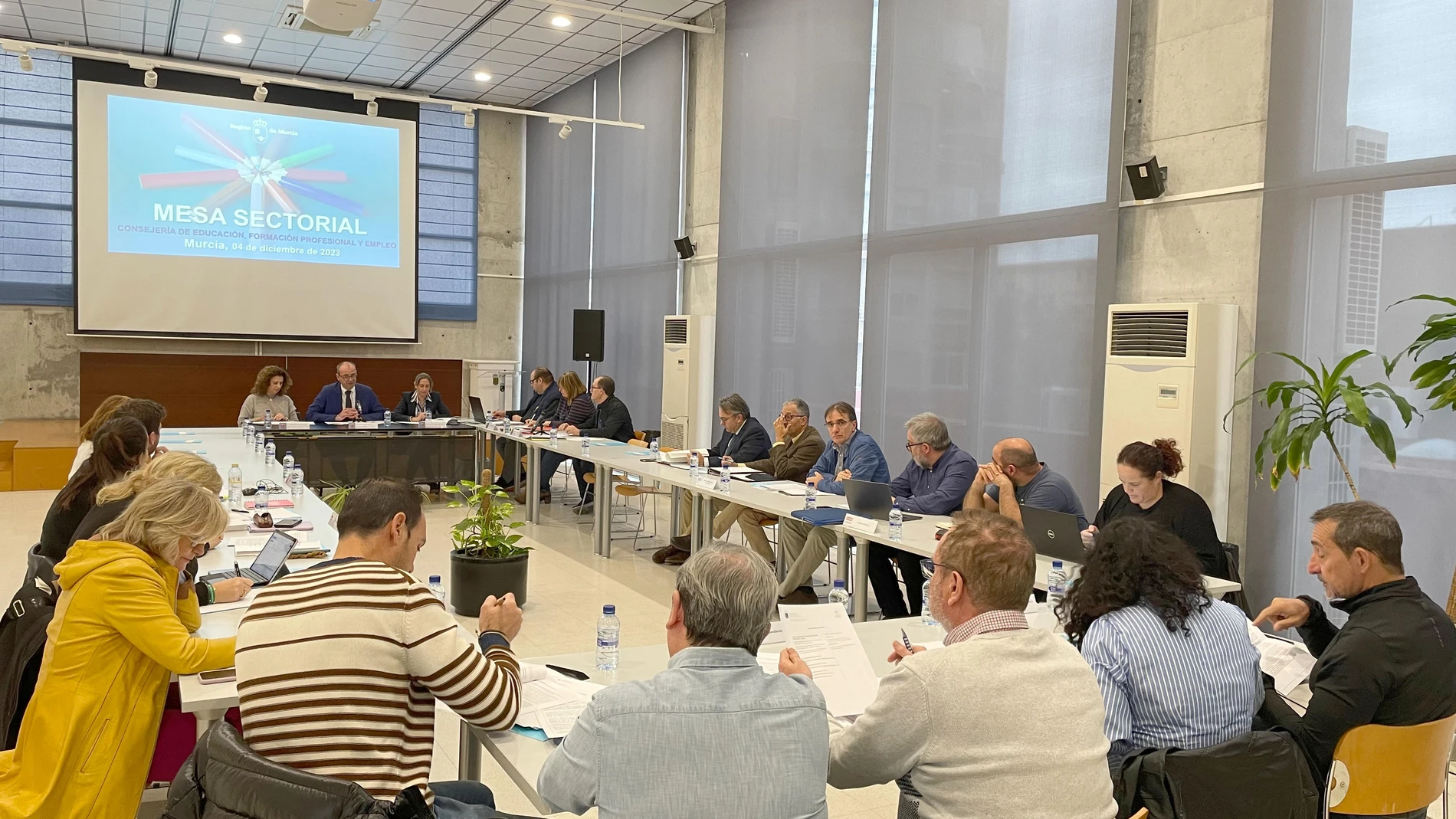 MURCIA.-La mesa sectorial de Educación acuerda una oferta de empleo público de 1.570 plazas para docentes