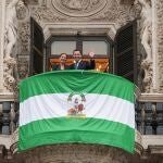 La bailaora Sara Baras y el presidente de la Junta de Andalucía, Juanma Moreno
