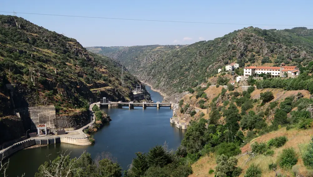 Imagen de la presa y del pueblo a la venta
