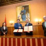 Mañueco firma el acuerdo con Marcos Iglesias junto a Suárez-Quiñones, González Corral y Javier Iglesias