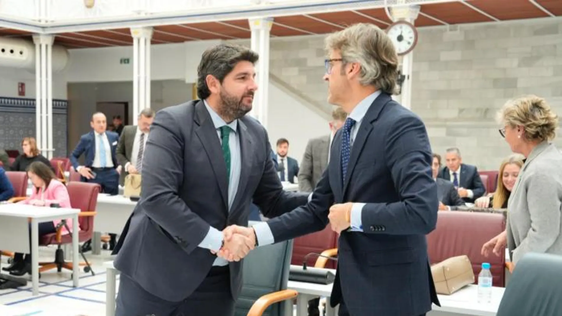El presidente del Consejo de Gobierno, Fernando López Miras, felicita al consejero de Economía, Hacienda y Empresa, Luis Alberto Marín, tras la Sesión Plenaria