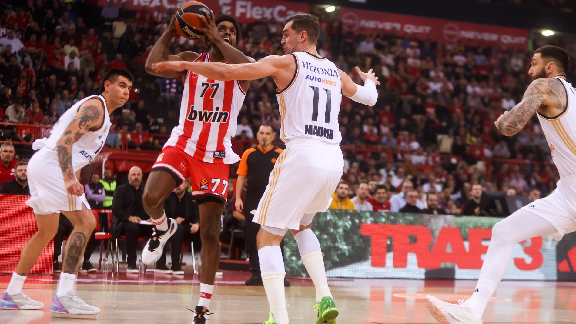 Piraeus (Greece), 05/12/2023.- Olympiacos'Äô Saquielle McKissic (2-L) in action against Mario Hezonja (2-R) of Real Madrid during the Euroleague basketball match between Olympiacos Piraeus and Real Madrid, in Piraeus, Greece, 05 December 2023. (Baloncesto, Euroliga, Grecia, Pireo) EFE/EPA/GEORGIA PANAGOPOULOU