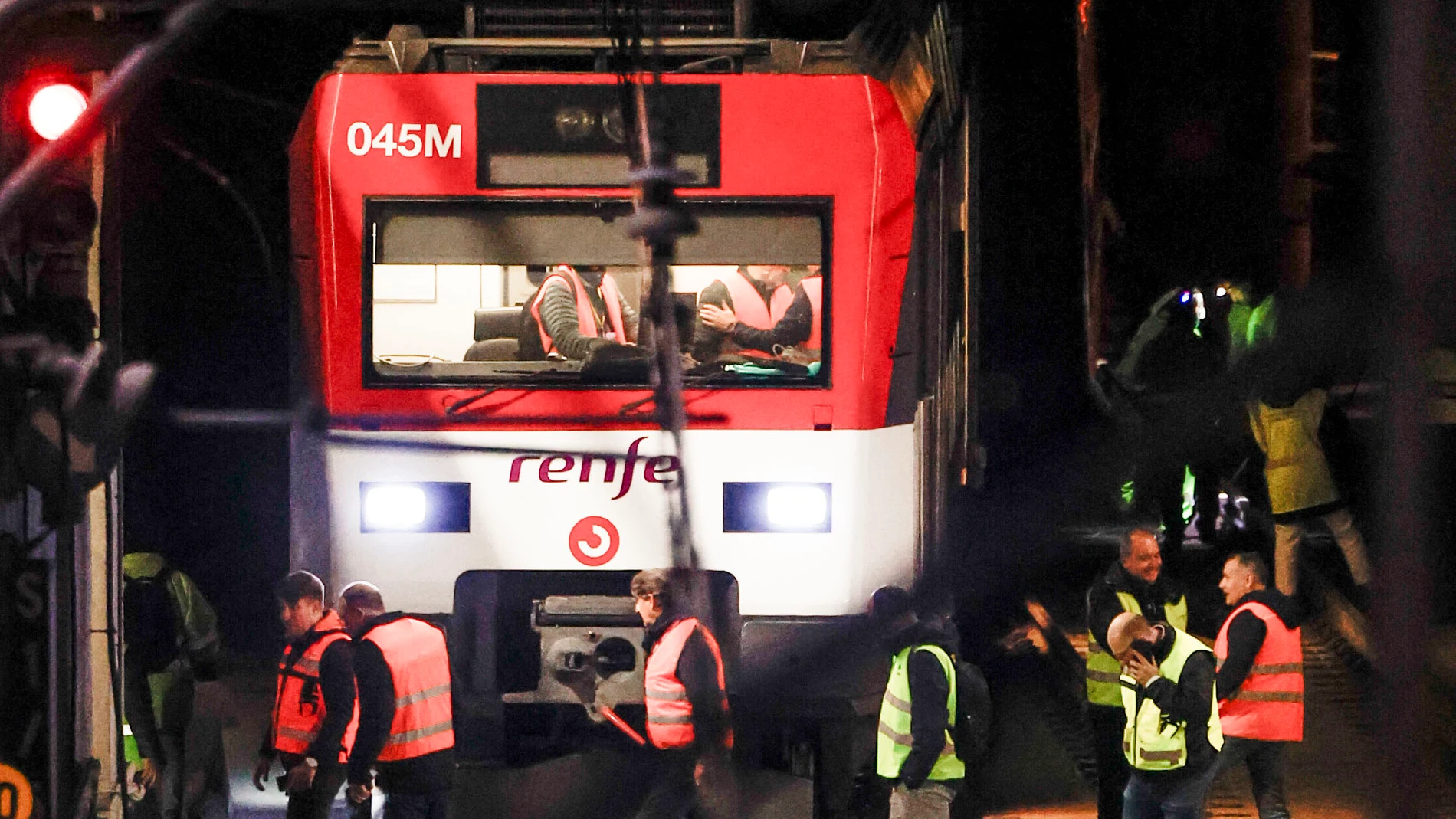 MADRID, 05/12/2023.- Varios operarios junto al tren de Cercanías que ha descarrilado este martes pasadas las dos y media de la tarde en la entrada de la madrileña estación de Atocha, lo que ha interrumpido el servicio entre dicha estación y Recoletos, en un momento de fuerte afluencia por el puente de la Constitución.EFE/ Sergio Perez