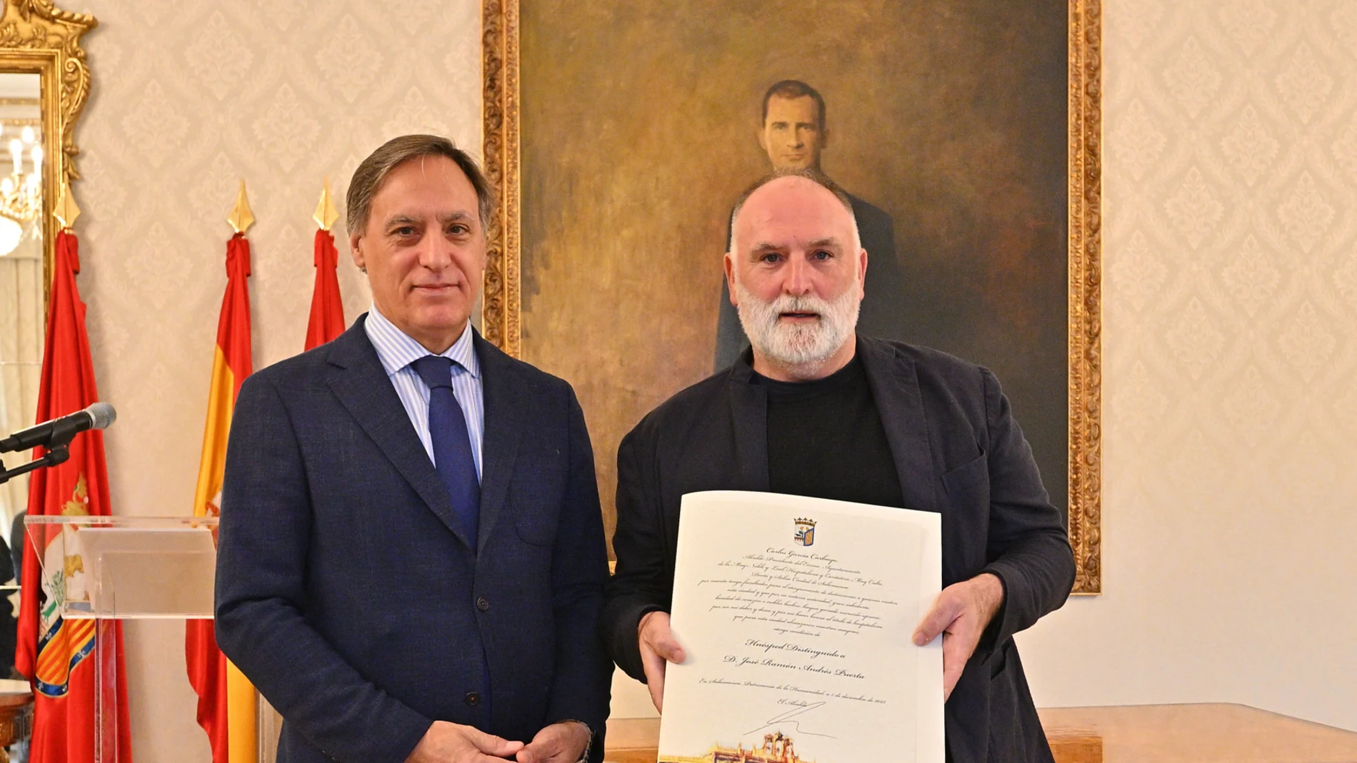 El alcalde de Salamanca, Carlos García Carbayo, entrega la distinción al chef José Andrés
