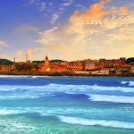 Imagen de la playa de San Lorenzo, en Gijón, Asturias