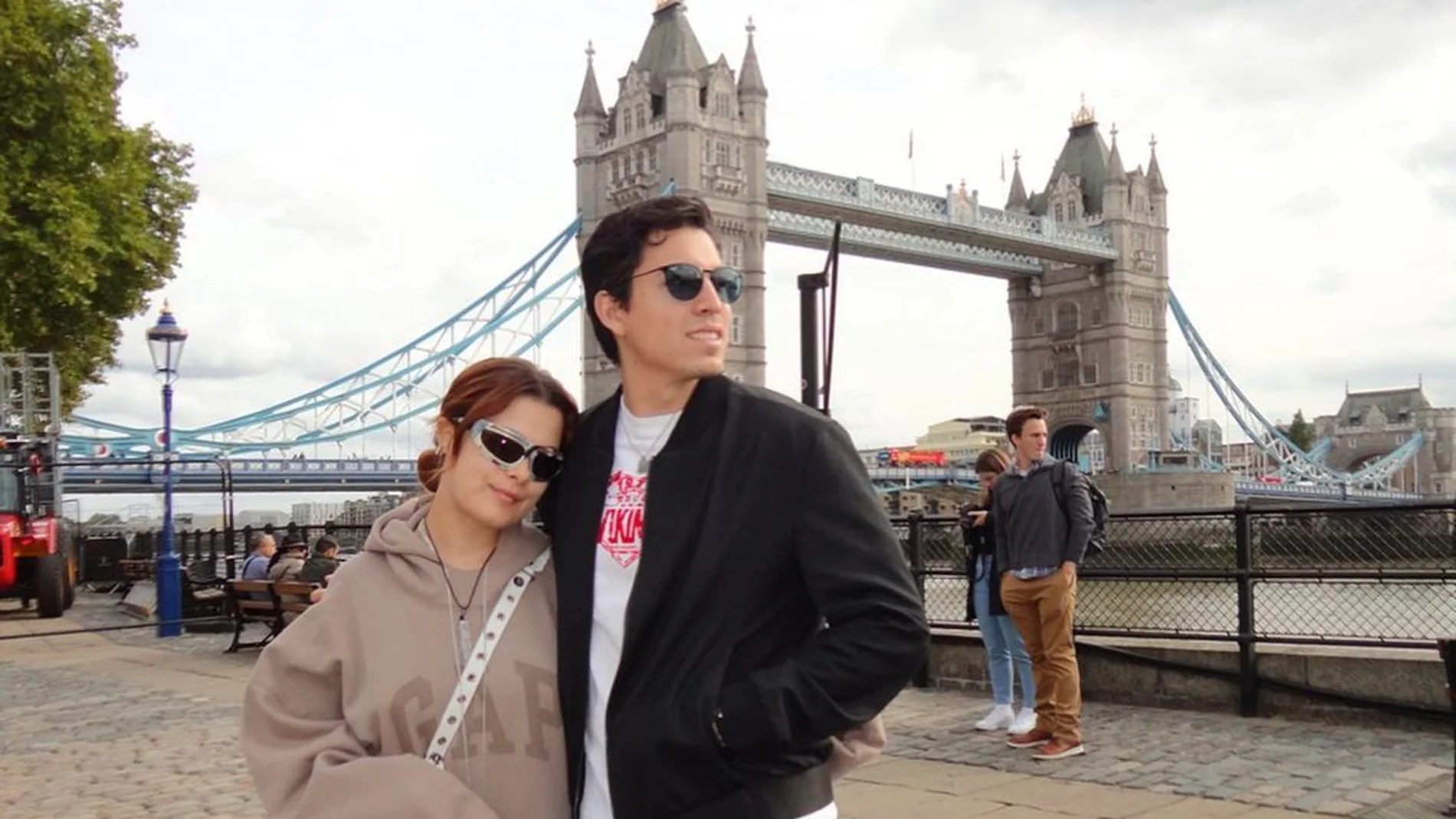 Manuela, hija de Alejandro Sanz, y su pareja Axel Angulo