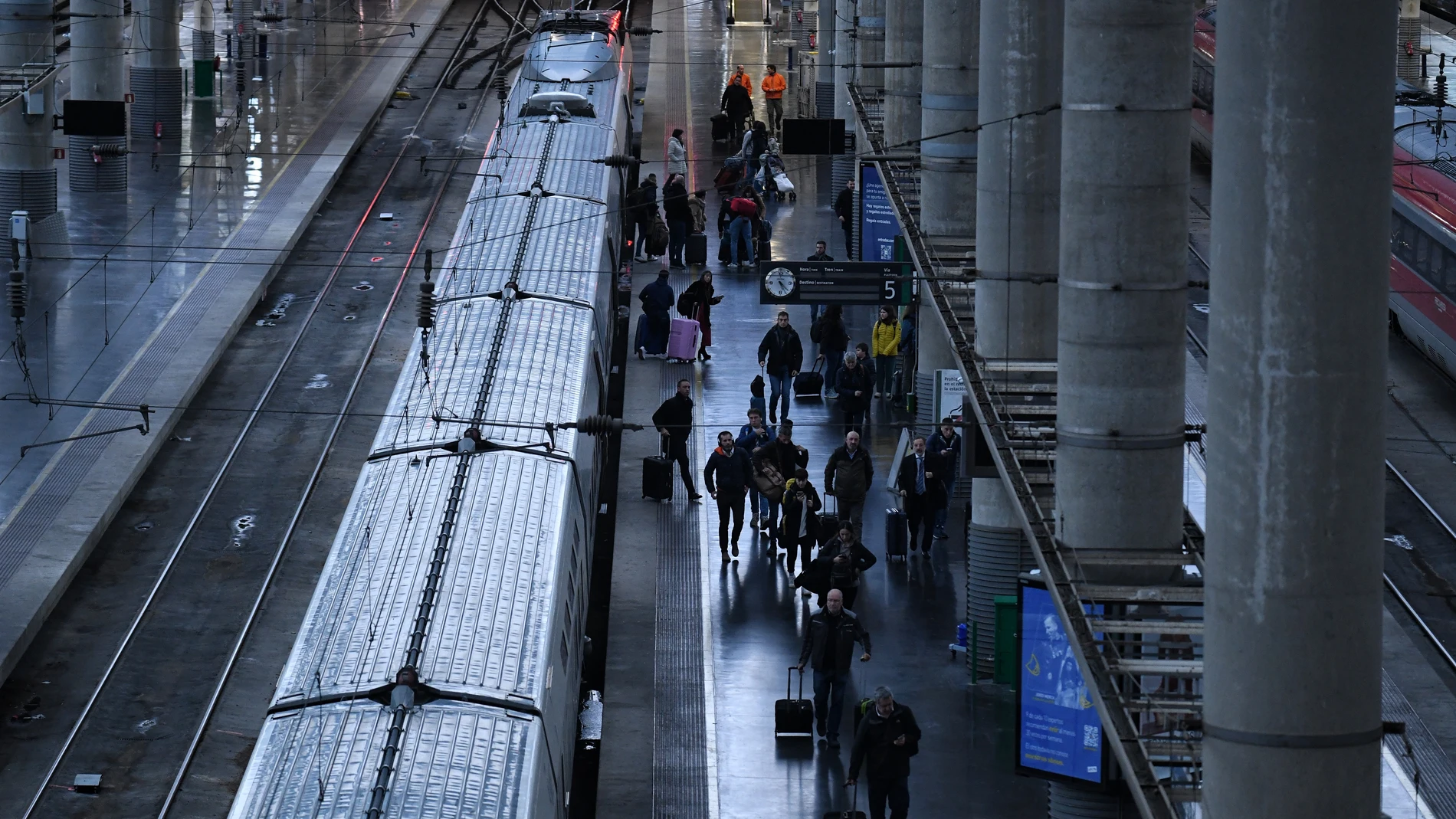 Varios viajeros con motivo de la operación salida en el puente de diciembre, en la estación de Puerta de Atocha-Almudena Grandes, a 5 de diciembre de 2023, en Madrid (España). Desde el pasado viernes 1 de diciembre hasta el próximo lunes 11, Renfe ofrece para este puente más de 2,8 millones de plazas en sus trenes AVE, Avlo, Alvia, Euromed, Intercity y Media Distancia. Los trayectos con mayor demanda han sido reforzados especialmente, en concreto aquellos que unen la capital con Comunidad Val...